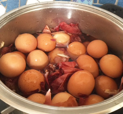 Τοποθετούμε σε στρώσεις μέσα στην κατσαρόλα.